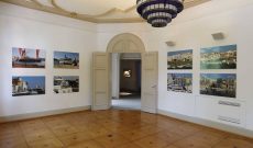 Barocke Versprechen und Konstruktive Zweifel, Einzelausstellung, Kunstmuseum Ahlen 2019. Ansicht: ‚Magnify Malta‘ (2010).