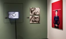 Video Smart Pantheon + 2 Bilder aus Smart Tunnel @ Perspektivwechsel, Stadtmuseum Düsseldorf, 2025. Rechts: Werk von Katharina Mayer. Foto: © Annette Hiller