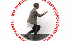 Wir mussten noch knicksen, 2024-2026, C-Prints auf Alu-DiBond, je 42 cm ø