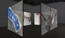 First Aid - Test Series 1-10, von Maria Anna Dewes und Myriam Thyes, 2024, 4-Kanal-Videoinstallation, freistehend